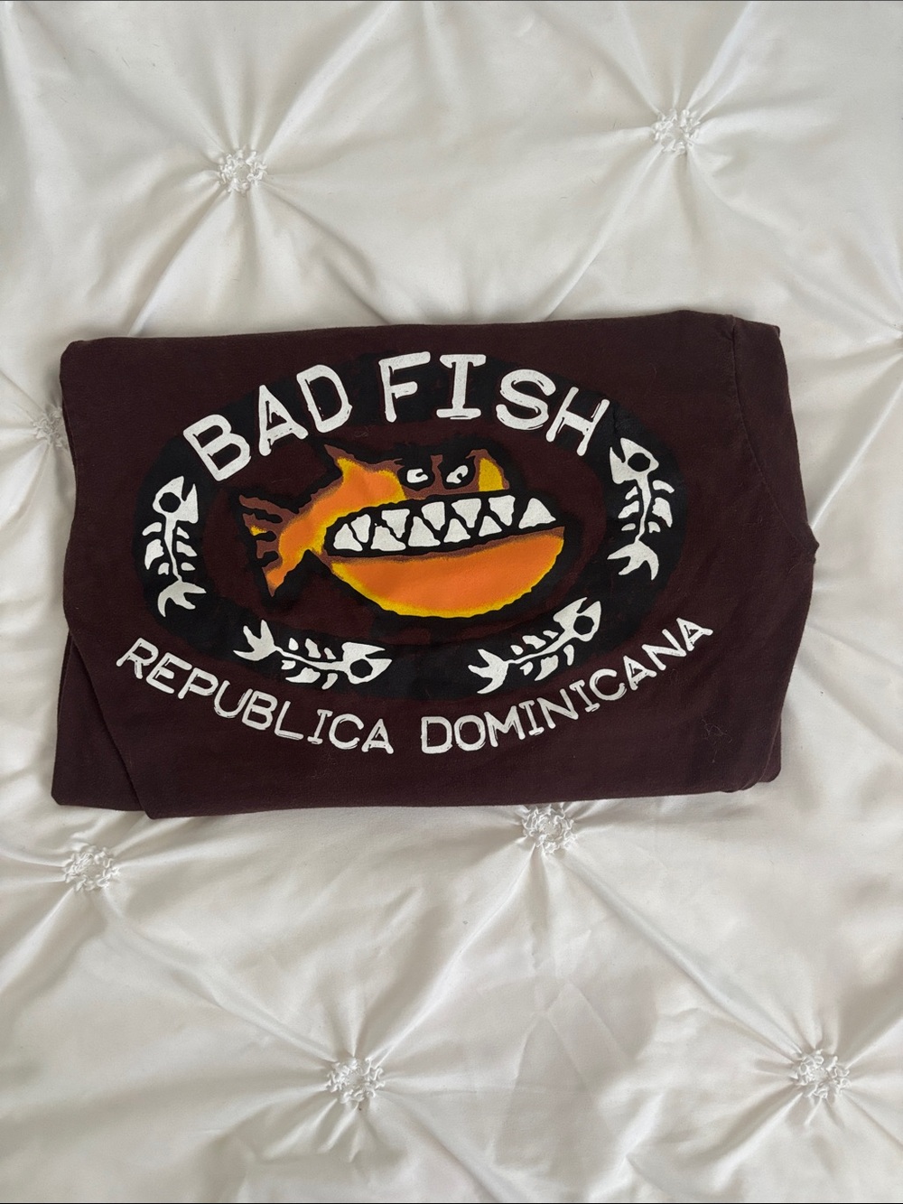 BAD FISH República Dominicana Off the Shoulder Brown Graphic Tee
